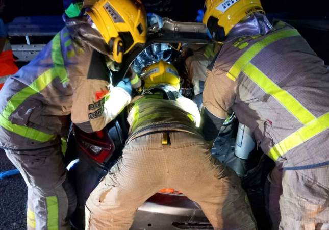 Cinco miembros de una familia heridos y el perro muerto al volcar con su turismo