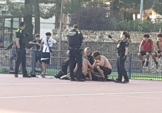 Ataca a un chico con un pico en plena calle y lo envía al hospital sin una mano