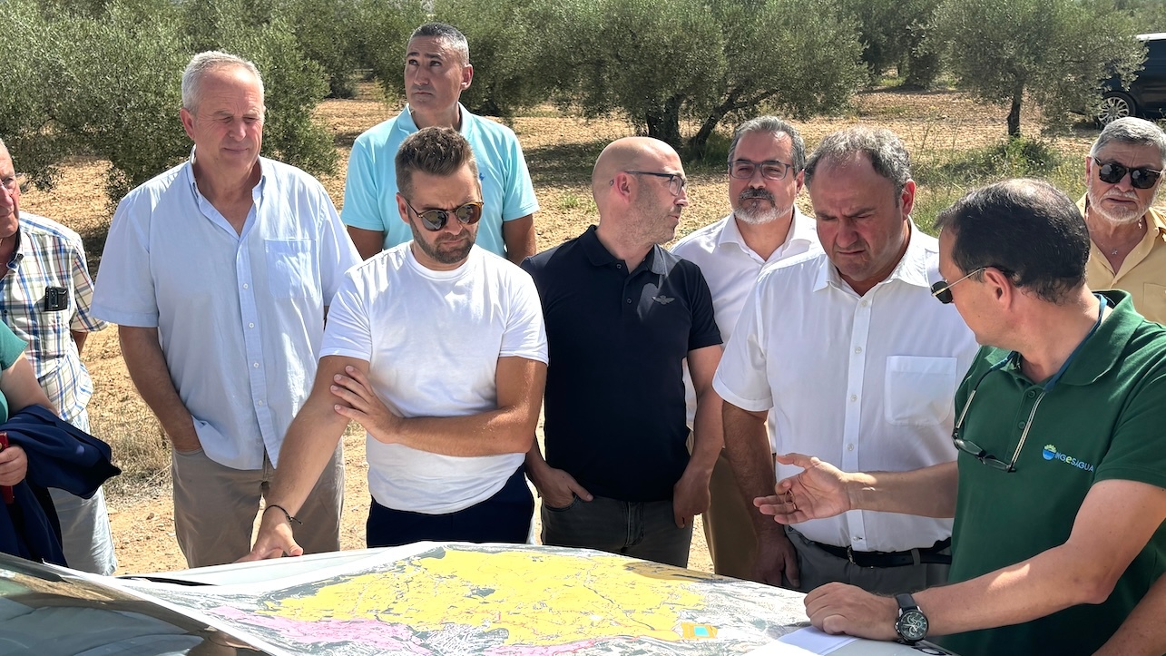 El consejero de Agricultura, Ganadería y Desarrollo Rural, Julián Martínez Lizán, ha visitado las obras de modernización de los regadíos de la Comunidad de Regantes La Mora y Los Tollos en Férez (Albacete)