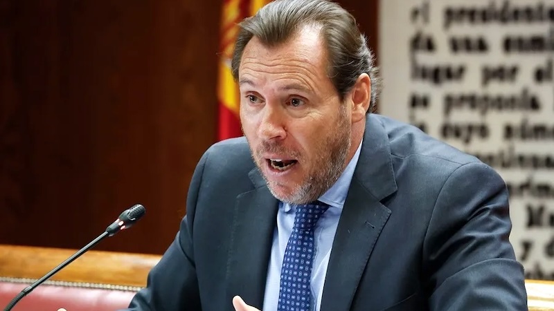 El ministro de Transportes, Óscar Puente, comparece en el Senado para dar explicaciones sobre las numerosas incidencias en la red ferroviaria durante el verano - EFE/J.P. Gandul