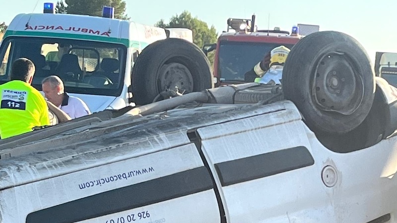 Cuatro heridos tras salirse de la vía un vehículo al intentar esquivar a un perro