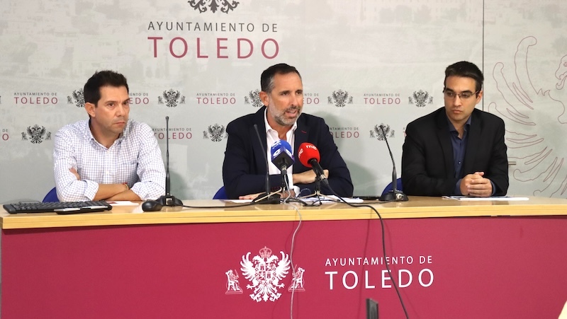El concejal de Movilidad, Transportes, Interior y Personal del Ayuntamiento de Toledo, Iñaki Jiménez (c), ha presentado las novedades del servicio de transporte urbano