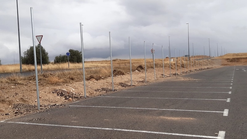 Instalación de una valla perimetral de alrededor de tres metros de altura en una zona cercana a uno de los hangares en el aeropuerto de Ciudad Real