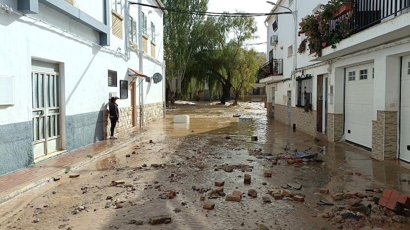 Una de las calles de Mira (Cuenca) tras el paso de la DANA que ha dejado una mujer fallecida y varios vecinos rescatados - EP