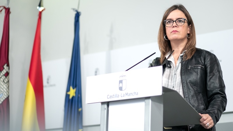 La consejera portavoz del Gobierno de Castilla-La Mancha, Esther Padilla, durante la rueda de prensa que ha ofrecido en el Palacio de Fuensalida de Toledo