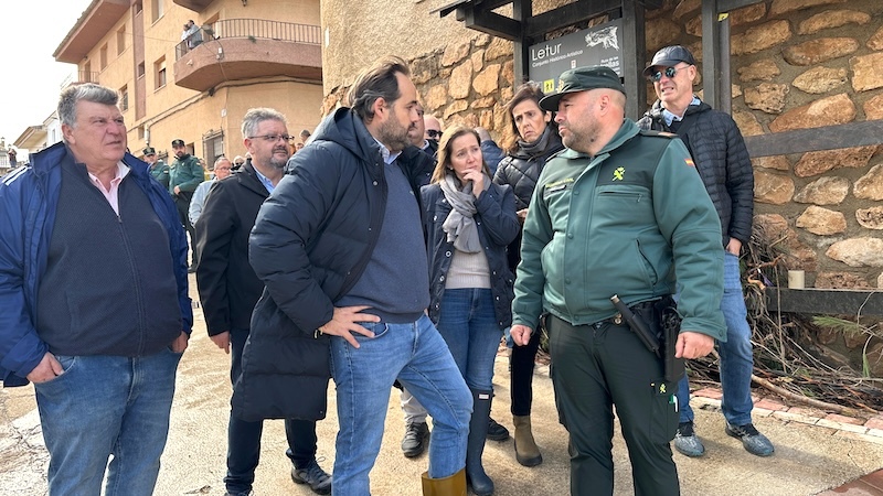 El presidente del PP de Castilla-La Mancha, Paco Núñez, durante la visita que ha realizado a la localidad de Letur (Albacete) tras el paso de la DANA