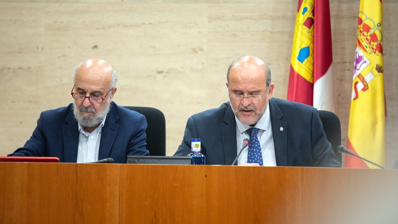 El vicepresidente primero del Gobierno regional, José Luis Martínez Guijarro (d), comparece en la Comisión de Economía y Presupuestos de las Cortes de Castilla-La Mancha, para detallar el presupuesto de la Presidencia Autonómica para 2025