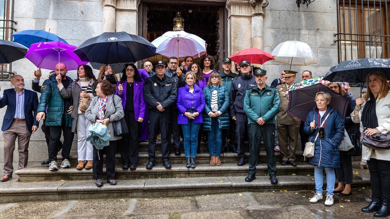 La delegada del Gobierno en Castilla-La Mancha, Milagros Tolón, ha participado en el minuto de silencio convocado por la Delegación con motivo del Día Internacional para la Eliminación de la Violencia contra las Mujeres, en memoria de las mujeres fallecidas víctimas de violencia de género - EFE/Ángeles Visdómine