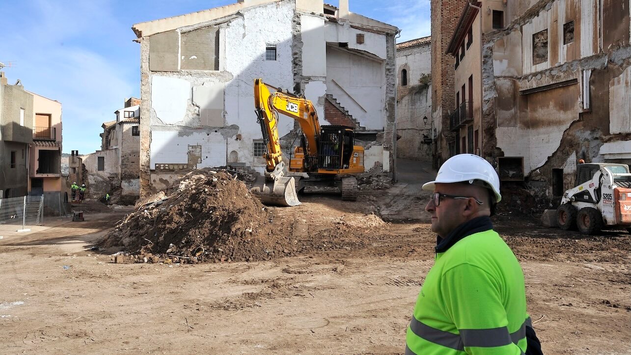 Vista de las tareas de limpieza en la localidad castellanomanchega de Letur (Albacete), de las más afectadas tras el paso de la catastrófica dana de hace un mes - EFE/ Manu