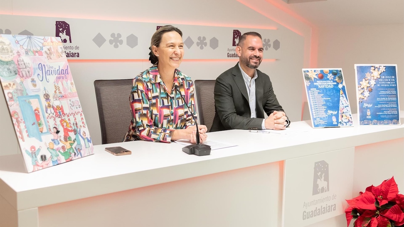 La alcaldesa de Guadalajara, Ana Guarinos, acompañada del concejal de Festejos, Santiago López Pomeda, ha presentado la programación de Navidad