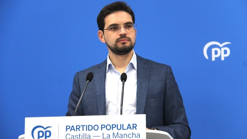 El portavoz adjunto del PP en las Cortes de Castilla-La Mancha, Santiago Serrano, durante la rueda de prensa que ha ofrecido en la sede de los 'populares' en Toledo