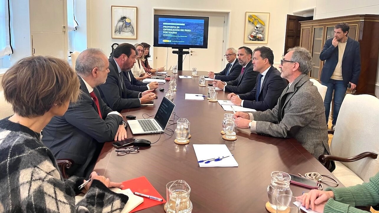 El ministro de Transportes y Movilidad Sostenible, Óscar Puente, y el alcalde de Toledo, Carlos Velázquez, durante la reunión que han mantenido en la sede del ministerio