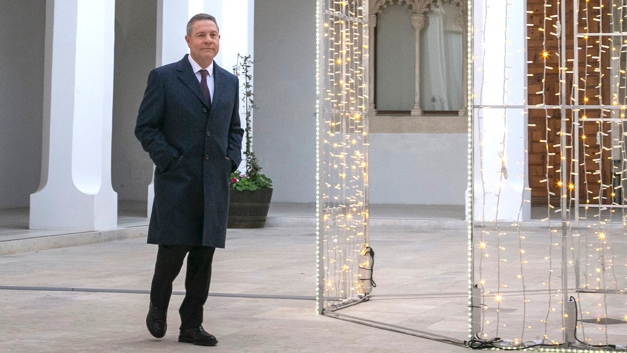 El presidente de Castilla-La Mancha, Emiliano García-Page, durante el tradicional mensaje de Año Nuevo, grabado en el Palacio de Fuensalida de Toledo