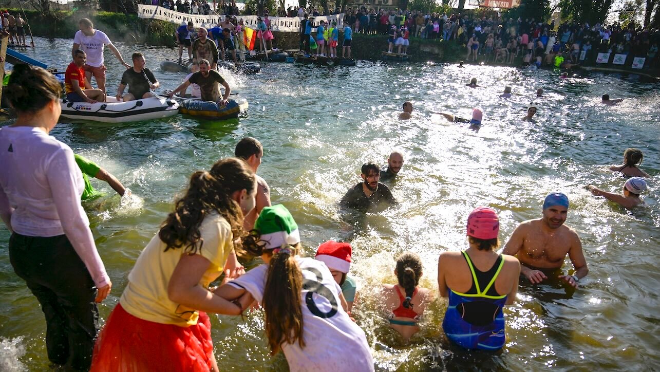 Despiden 2024 con un baño en el río Bullaque y con reivindicación contra las macrogranjas - EFE/Jesús Monroy