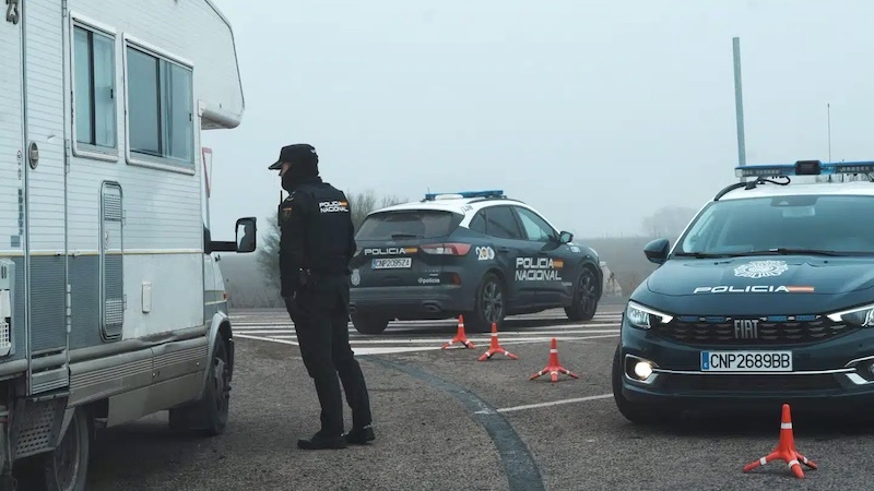 La Policía Nacional en uno de los controles en la macrofiesta rave no autorizada que reúne a cientos de personas junto al aeropuerto de Ciudad Real - Fotografía: Lanza/Elena Rosa