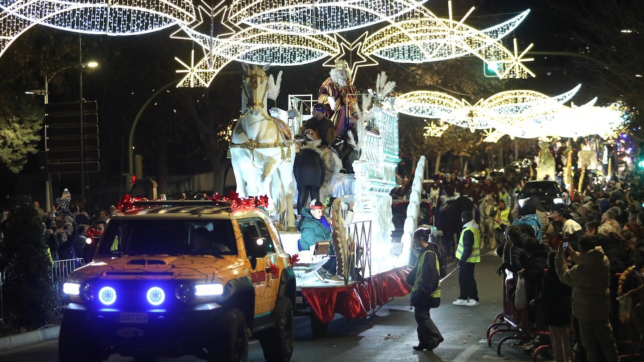 Las Reyes Magos recorren de nuevo Castilla-La Mancha, a pesar de la lluvia ocasional