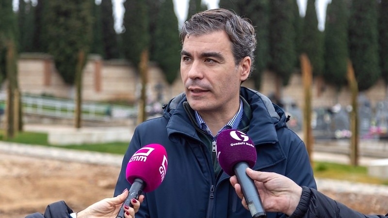 El concejal de Servicios Municipales de Guadalajara, David García, atendiendo a los medios de comunicación en el cementerio municipal
