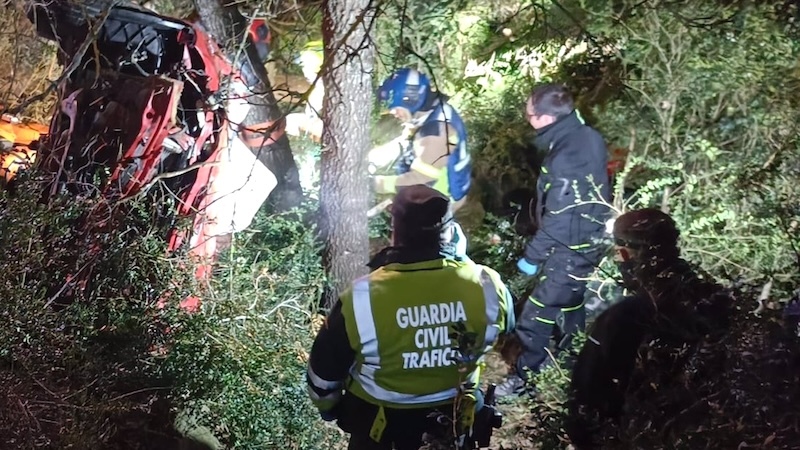 Muere un conductor tras salirse de la vía, volcar y chocar contra un árbol, accidente, barranco, terraplén