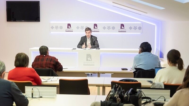 El concejal de Servicios Municipales de Guadalajara, David García, durante la rueda de prensa que ha ofrecido