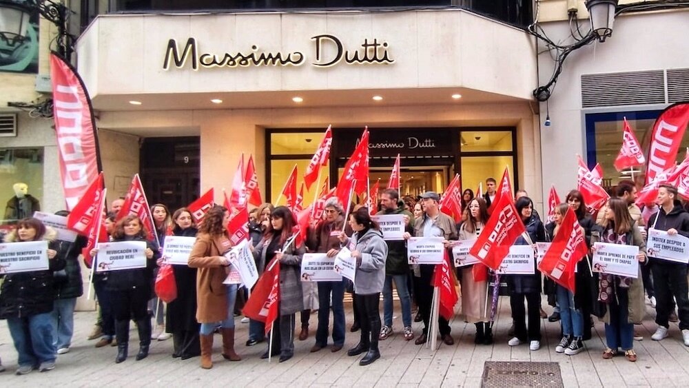 Trabajadores de Massimo Dutti protestan contra el cierre de la tienda de Ciudad Real