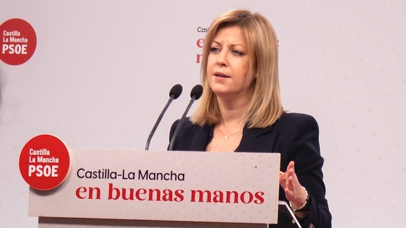 La portavoz del PSOE en las Cortes de Castilla-La Mancha, Ana Isabel Abengózar, durante la rueda de prensa que ha ofrecido en la sede de los socialistas en Toledo