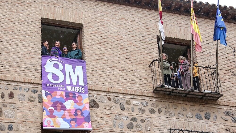 La delegada del Gobierno en Castilla-La Mancha, Milagros Tolón, ha desplegado la pancarta del 8M en la sede de la Delegación en Toledo