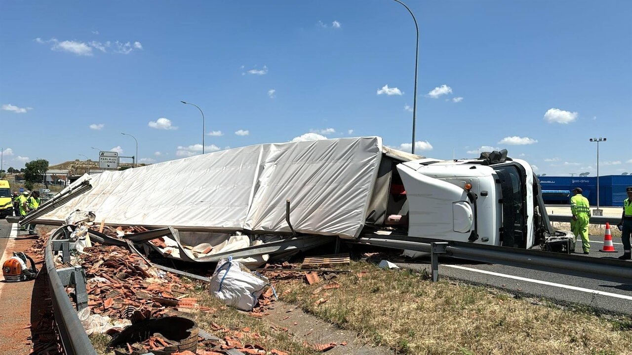 Imagen de archivo de un accidente de tráfico con un camión implicado tras salirse de la vía y volcar