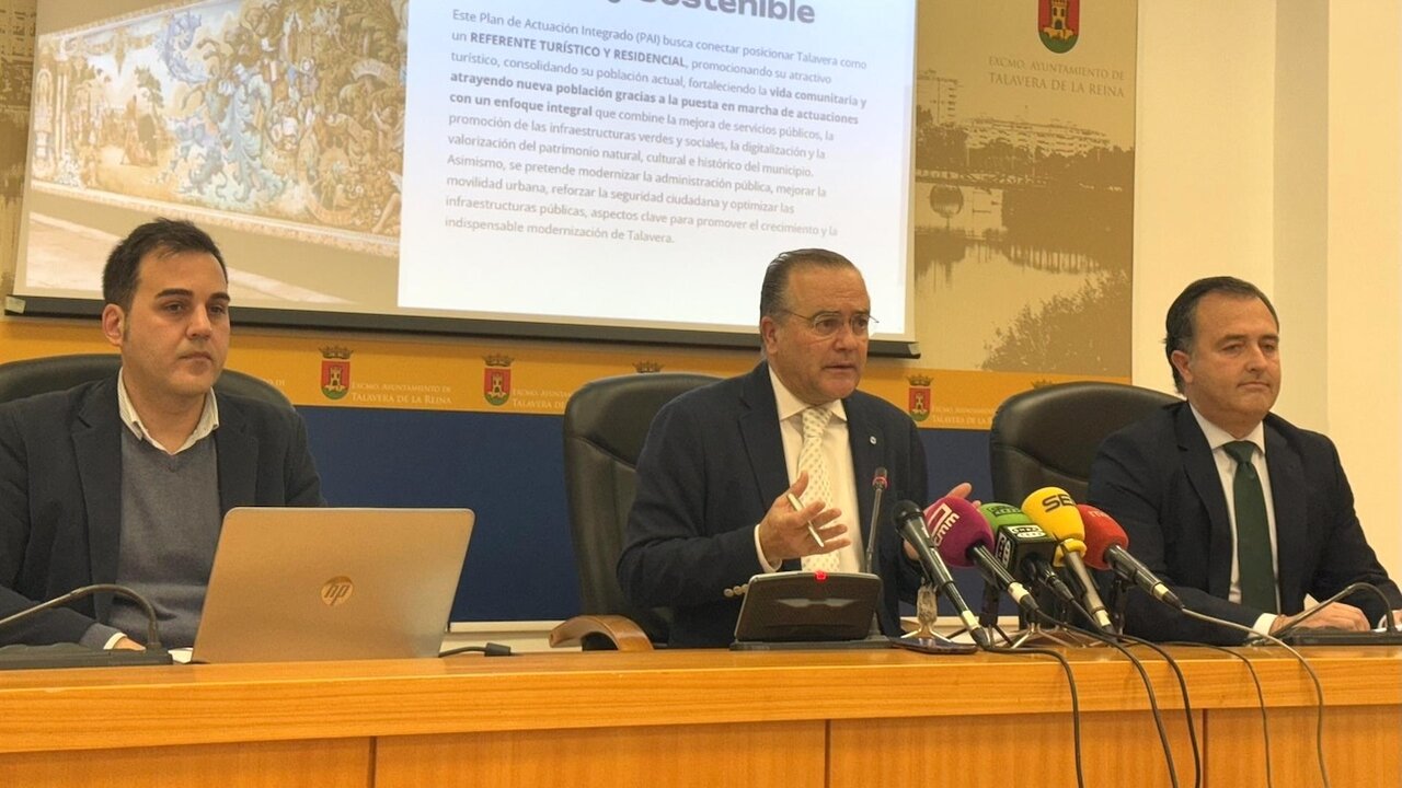 El alcalde de Talavera de la Reina, José Julián Gregorio (c), ha presentado el Plan de Actuación Integrada para optar a 20 millones de fondos europeos