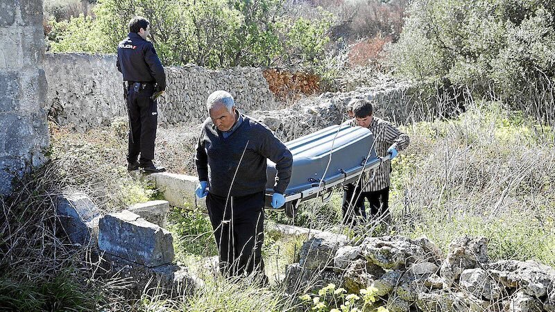 En la imagen de archivo de Menorca.info operarios trasladas un cadáver hallado en un paraje custodiados por Policía Nacional