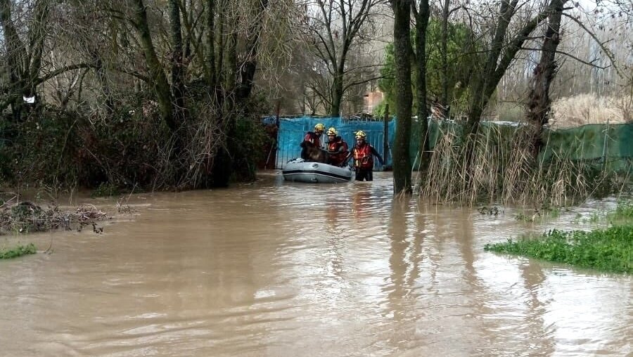En la imagen bomberos del CPEIS realizando uno del os rescates ante la crecida del río Alberche a su paso por la provincia de Toledo