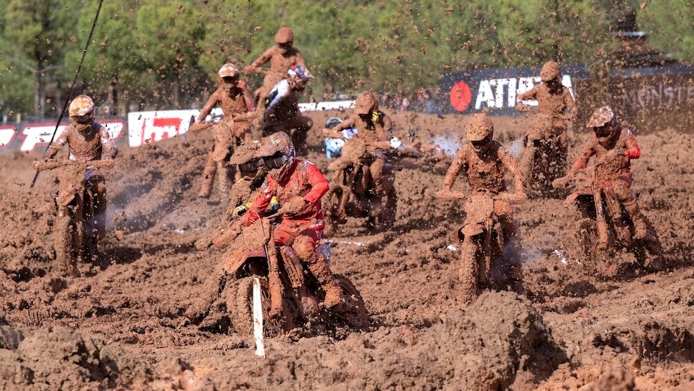 Varios pilotos durante la celebración del Gran Premio de Motocross Castilla-La Mancha MXGP 2025, segunda prueba de la temporada que se ha disputado en Cózar (Ciudad Real) - EFE/Jesús Monroy