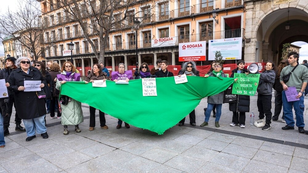 Asistentes a la manifestación en defensa del derecho al aborto convocada este sábado en Toledo por la Unión Popular de Estudiantes - EFE/Ángeles Visdómine