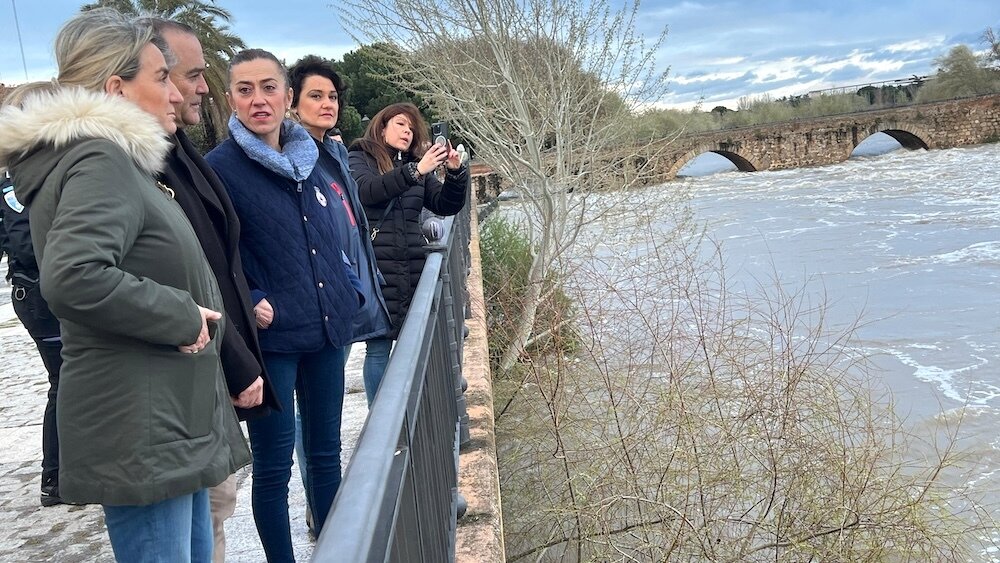 La delegada del Gobierno en Castilla-La Mancha, Milagros Tolón, y la directora general de Protección Civil y Emergencias, Virginia Barcones, han visitado junto al alcalde de Talavera las zonas afectadas por la crecida del Tajo