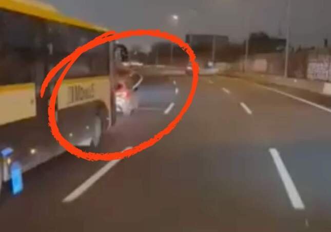 VIDEO. Frenazos, adelantamientos peligrosos... un conductor casi mata a 50 personas