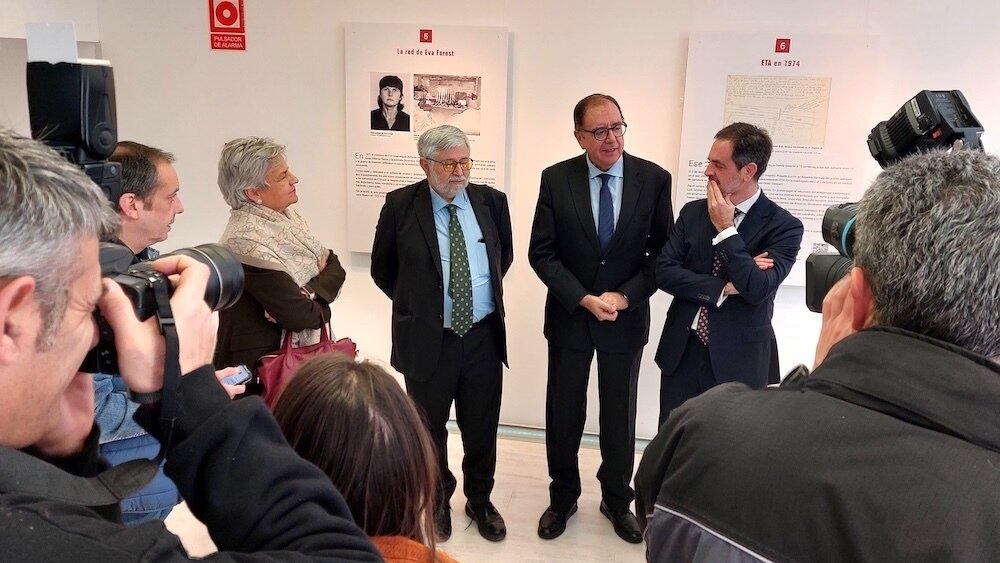 El secretario general de Instituciones Penitenciarias, Ángel Luis Ortiz, ha inaugurado la exposición 'Rolando 2:15-2:45. 50 años de la primera masacre de ETA'