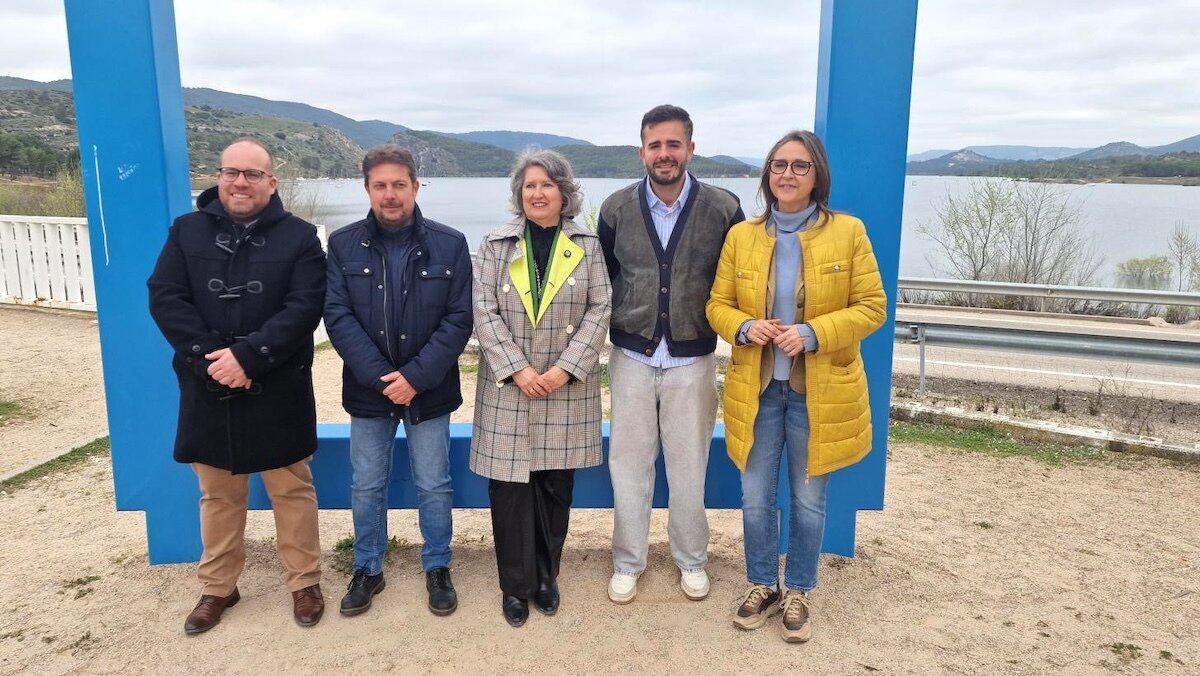 La consejera de Desarrollo Sostenible de Castilla-La Mancha, Mercedes Gómez, en la visita que ha realizado al canal de conexión de los embalses de Entrepeñas y Buendía