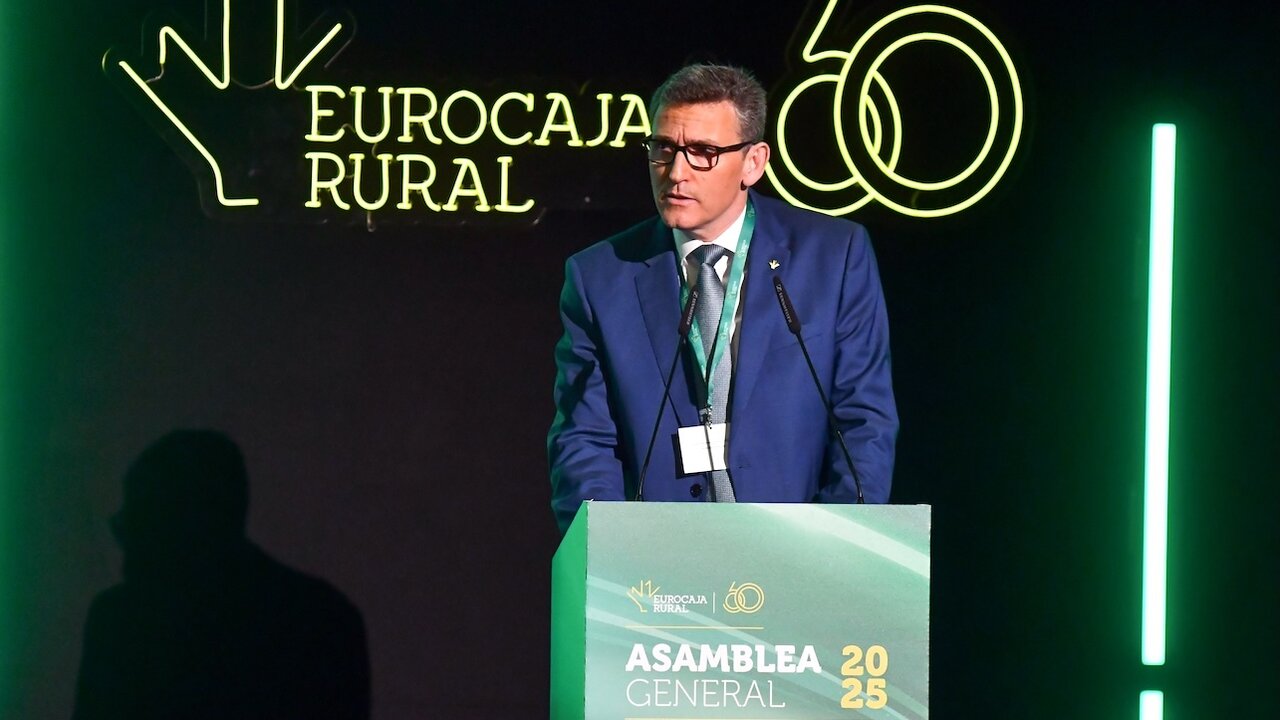 El director general de Eurocaja Rural, Víctor Manuel Martín, durante su intervención en la Asamblea General Ordinaria de la entidad celebrada este viernes en su Auditorio en Toledo