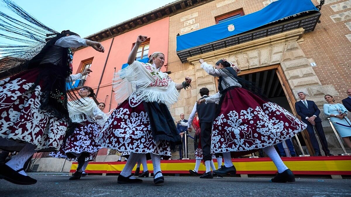 Alrededor de 3.000 personas, 74 grupos folclóricos y vecinales y un centenar de alcaldes han participado este sábado en el Cortejo de Mondas de Talavera de la Reina (Toledo) - EFE/Manu Reino