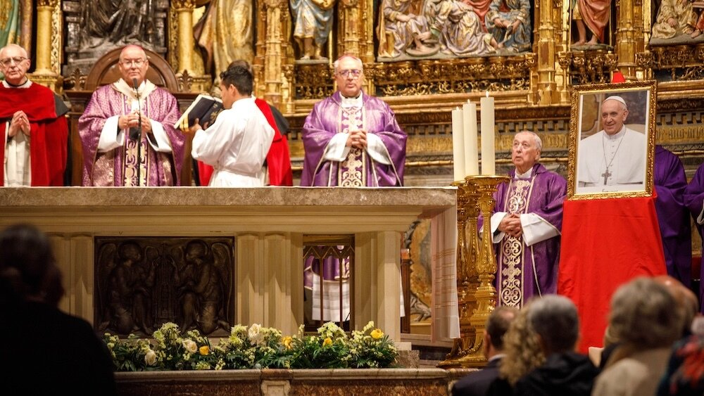 El arzobispo Francisco Cerro Chaves durante la misa funeral en memoria del papa Francisco en la Catedral Primada de Toledo