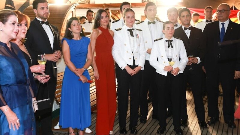 La reina Letizia y la princesa Leonor en el Juan Sebastián Elcano