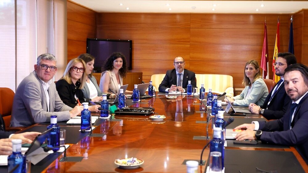 En la imagen un instante de la reunión de la Junta de Portavoces y Mesa de las Cortes de Castilla-La Mancha