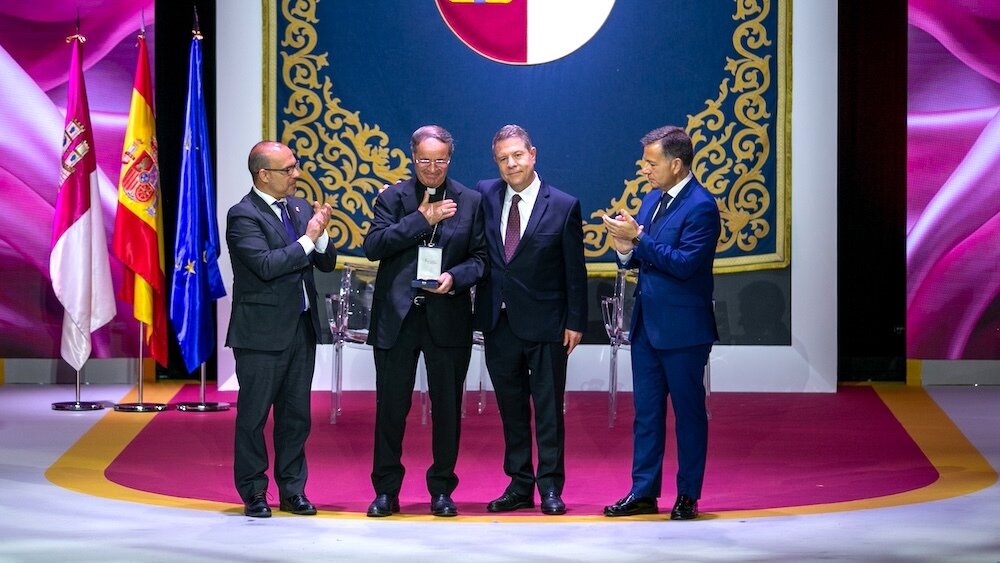 El decano del Tribunal de la Rota y presidente del Tribunal de la Corte de Apelación del Estado de la Ciudad del Vaticano, Alejandro Arellano, recibe la Medalla de Oro de Castilla-La Mancha