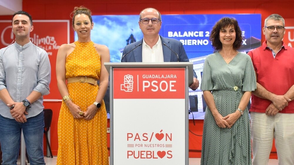 El exalcalde y actual concejal socialista en Ayuntamiento de Guadalajara, Alberto Rojo, junto a ediles socialistas en rueda de prensa