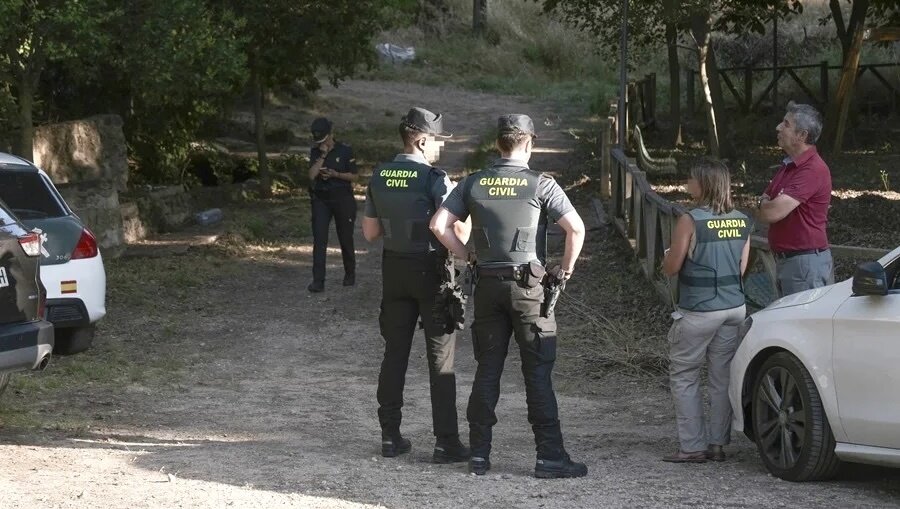 Agentes de la Guardia Civil en el entorno de la cueva en la pedanía de Ruguilla donde se halló el presunto cadáver de Ramy, que habría sido asesinada a manos de su pareja - EFE/Nacho Izquierdo
