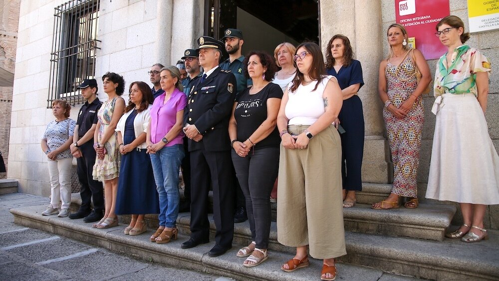 Minuto de silencio a las puertas de la Delegación del Gobierno en Castilla-La Mancha por el asesinato machista de Ramy, en Guadalajara, y de otras tres mujeres en Valencia, Gijón y Las Palmas