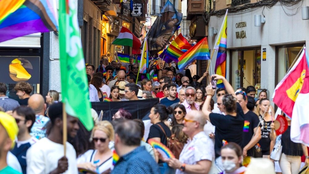 Manifestación por los derechos LGTBI con motivo del Día del Orgullo 2025, que termina con la lectura de un manifiesto y la entrega de los premios 'Javier Fernández', este sábado en Toledo - EFE/Ángeles Visdómine