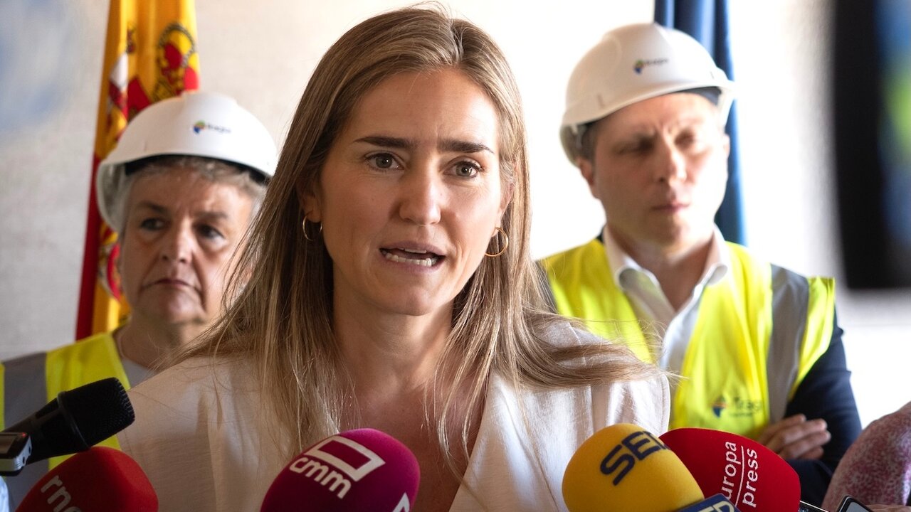 La ministra para la Transición Ecológica y el Reto Demográfico, Sara Aagesen, atiende a los medios en el marco de su visita a la nueva base de las Brigadas de Refuerzo en Incendios Forestales, en Cuenca - EFE/Álvaro del Olmo