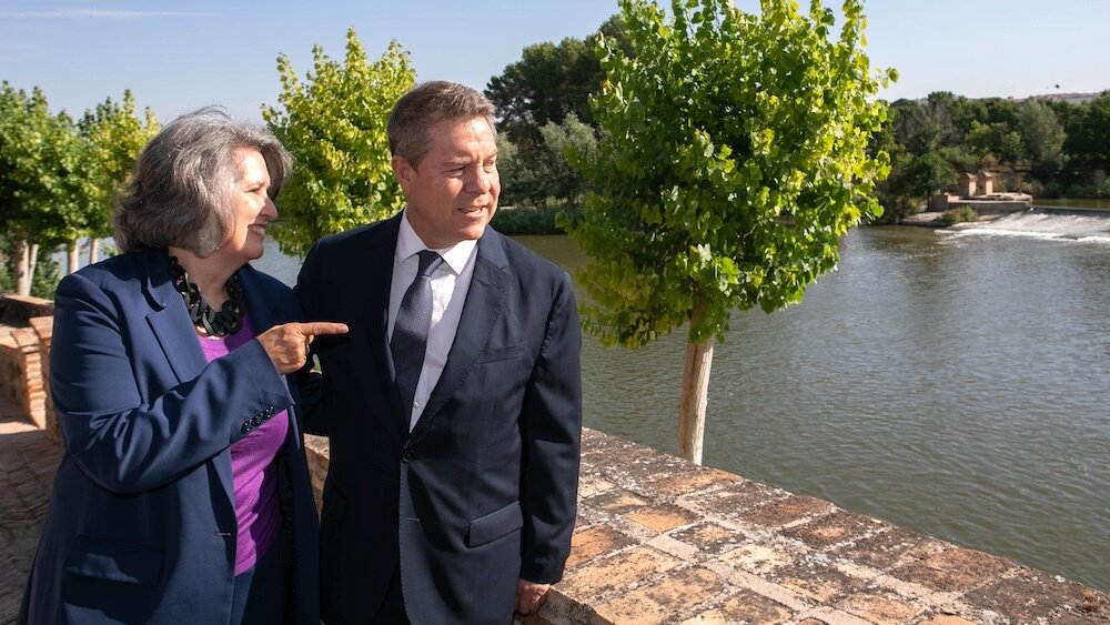 El presidente de Castilla-La Mancha, Emiliano García-Page, observa el estado del río Tajo a su paso por Toledo este jueves junto a la consejera de Desarrollo Sostenible, Mercedes Gómez