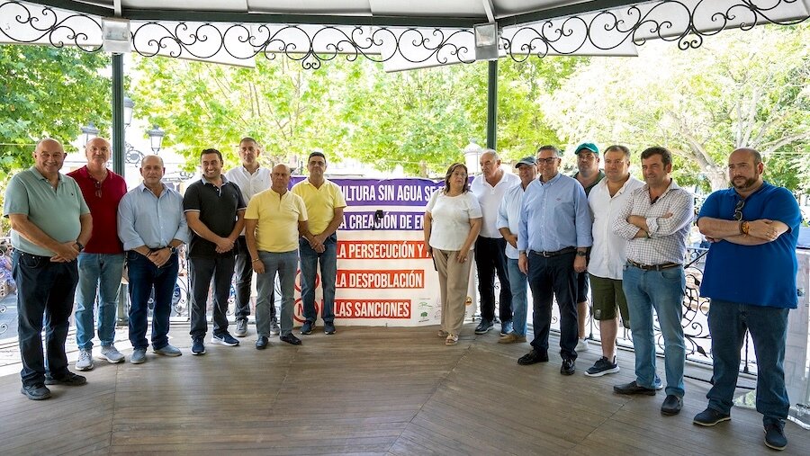 Representantes de las asociaciones, sindicatos y partidos políticos que conforman la plataforma 'Sin agua, no habrá vida' que ha convocado este la tractorada 'en defensa del regadío y contra las inspecciones masivas' - EFE/Jesús Monroy