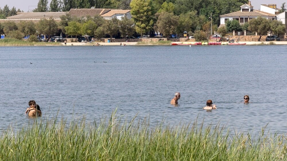 Vecinos de Villafranca de los Caballeros (Toledo) combaten las altas temperaturas en plena ola de calor en la Laguna Grande - EFE/Ismael Herrero - lagunas